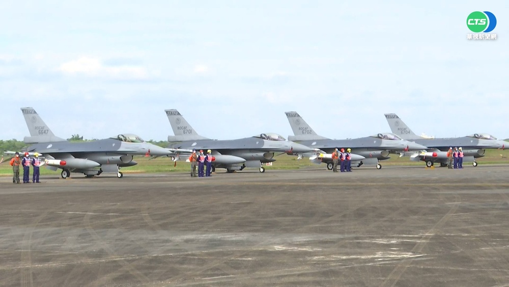 全球首支F-16V機隊成軍 總統親校閱