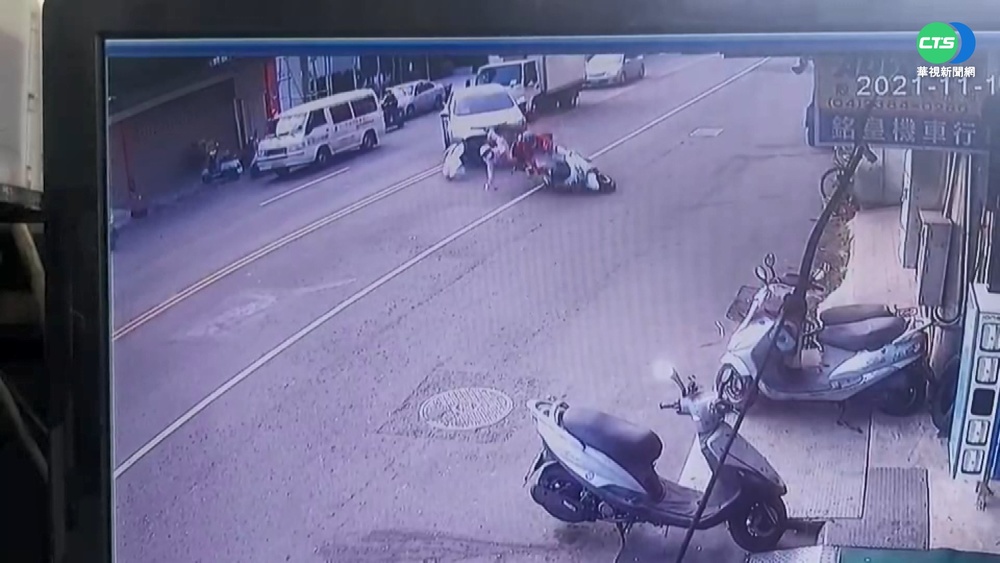 父載2童上學竟逆向騎車 遭迴轉車撞飛