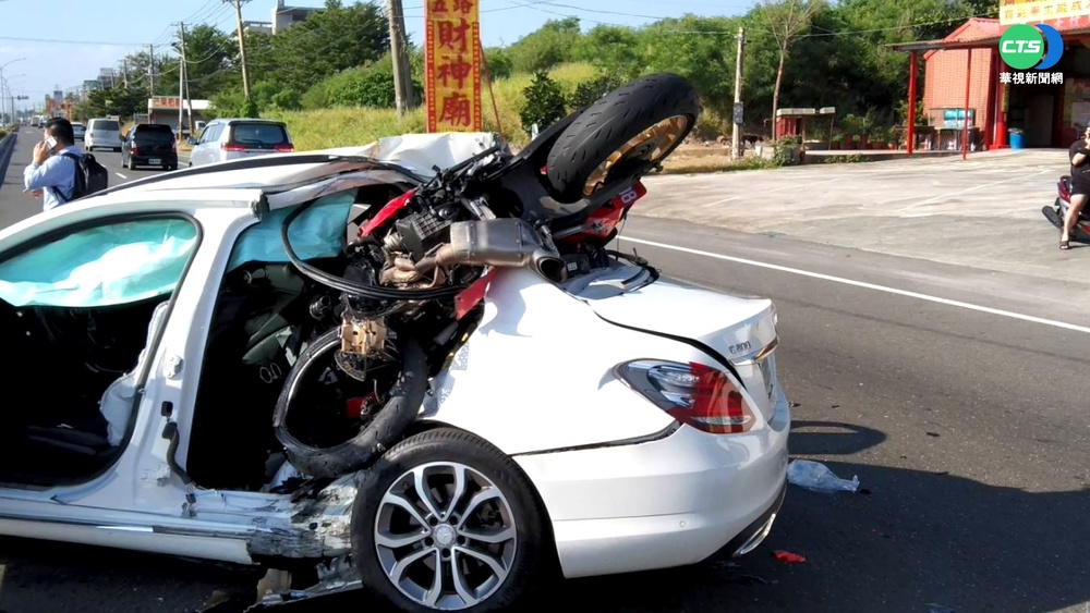 一頭撞入轎車後座 重機騎士重傷昏迷