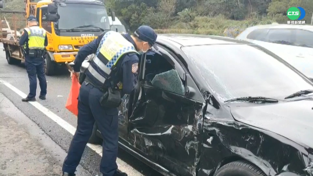 變換車道不慎4車連撞 休旅車衝落邊坡