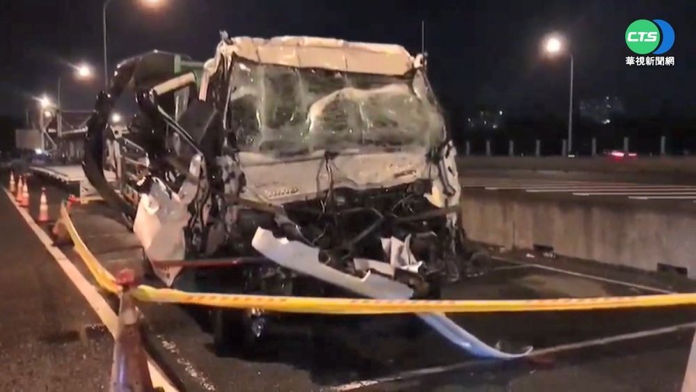 國1內湖段三車追撞 2人受困車內喪命