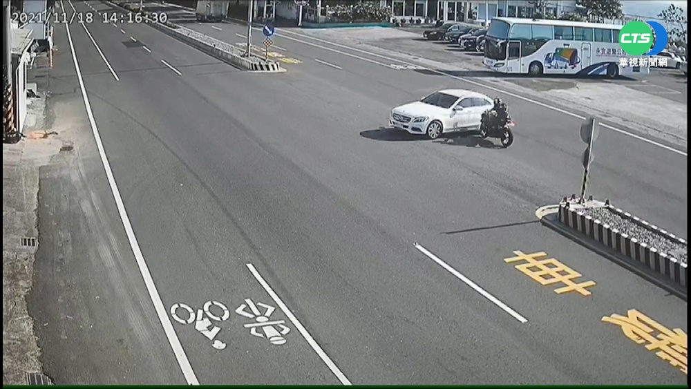 枋山鄉重機"插進"轎車 騎士送醫不治