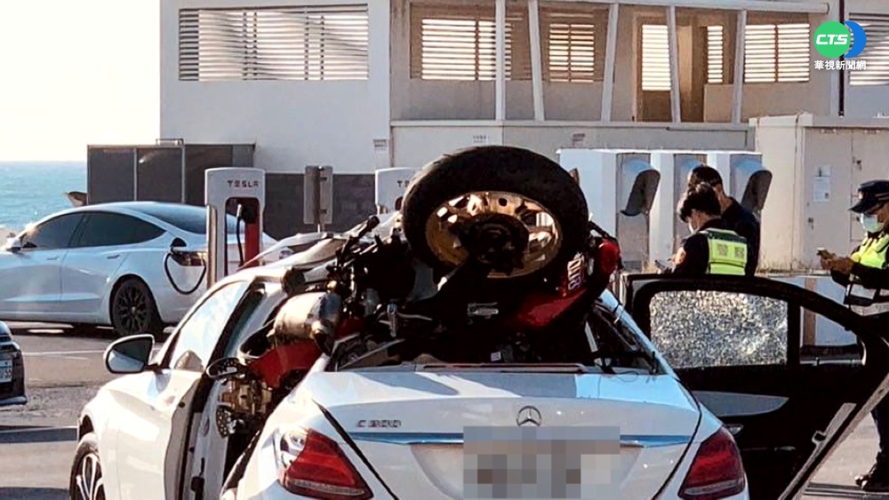 重機撞進轎車 騎士卡後座當場死亡