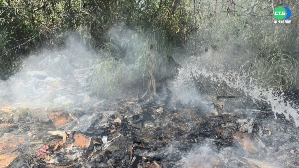 貨車摸黑偷丟垃圾 聲控監視器全都錄