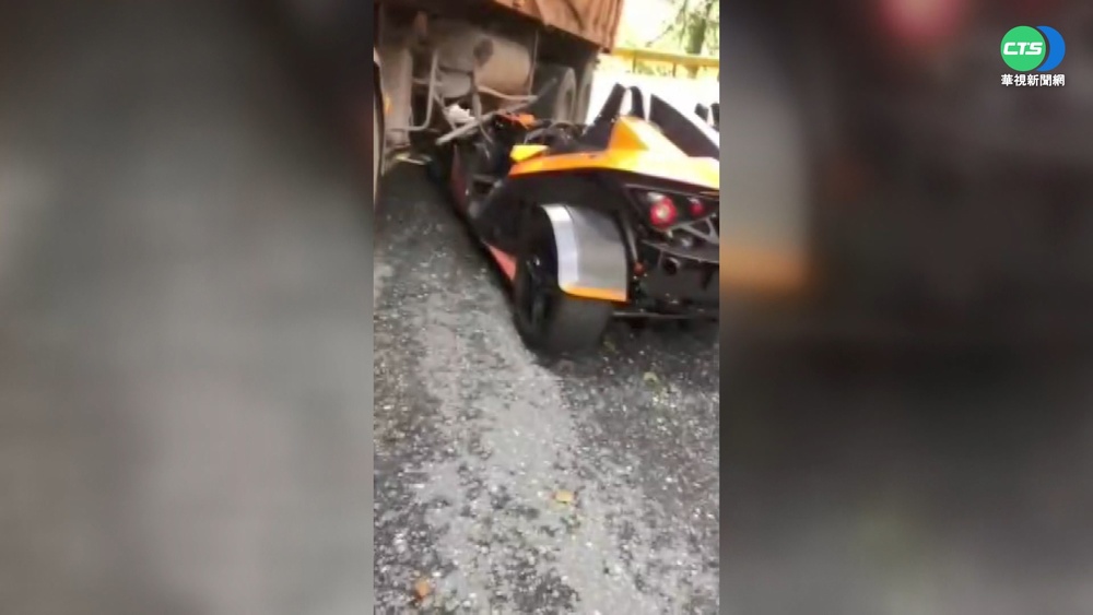 百萬超跑疑超車不慎 插入砂石車撞毀