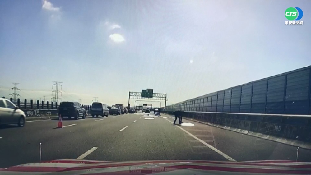 國道血滴子! 300片鐵板噴飛散落百公尺