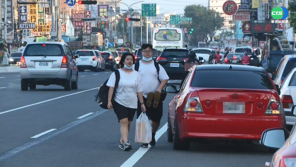 校門緊鄰省道 岡山農工學生與車爭道