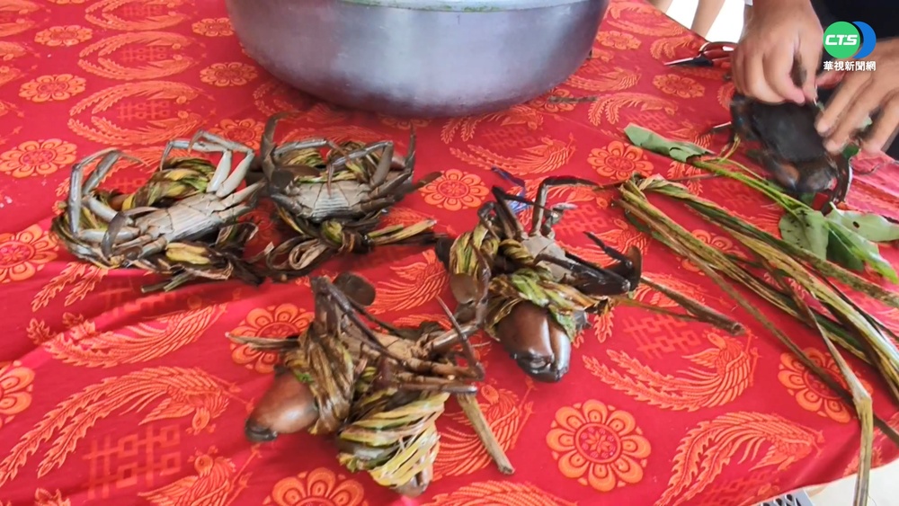 礁溪蟳蝦祭PK賽 82歲翁藺草綁蟳奪冠