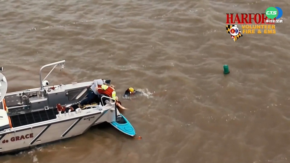 上演真實救援! 美消防隊拍片遇轎車落水