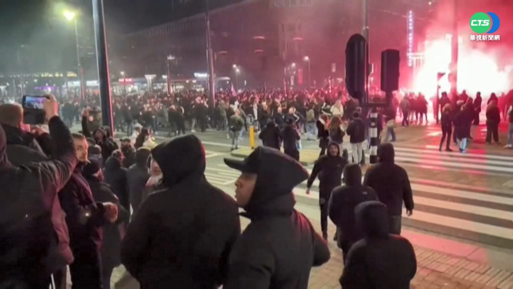 不滿疫情管制! 民眾縱火抗議逼警掏槍