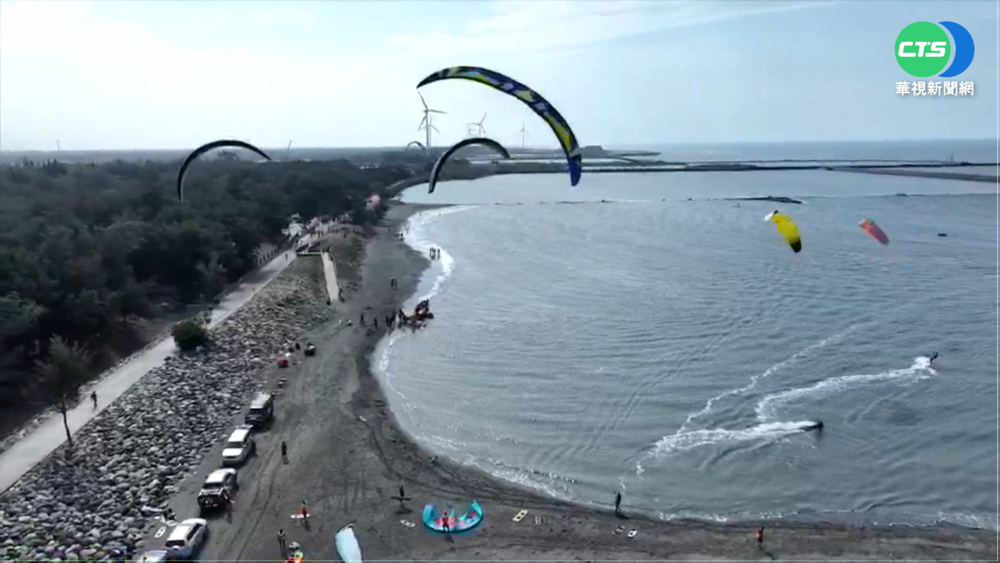 雲林三條崙風箏衝浪 選手齊聚遊客爭睹