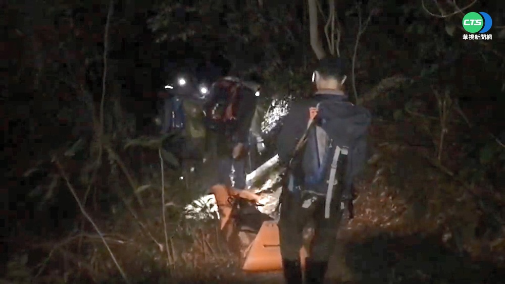 攀虎山失足 女頭腳受傷警消費力救援