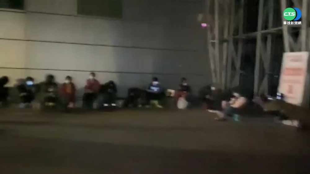 "嘉倍券"將發完 民眾包緊緊徹夜排隊