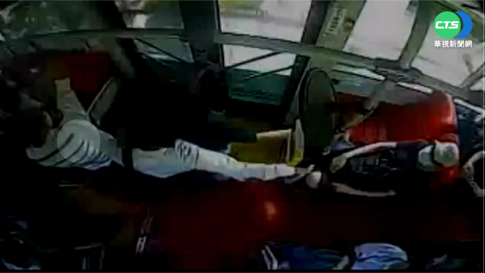 男擋公車門肘襲女客胸 受害人喊變態