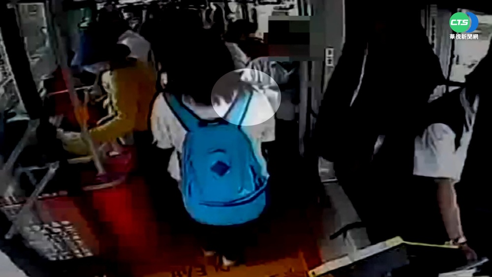 不舒服! 男擋公車門肘襲胸 女氣喊變態