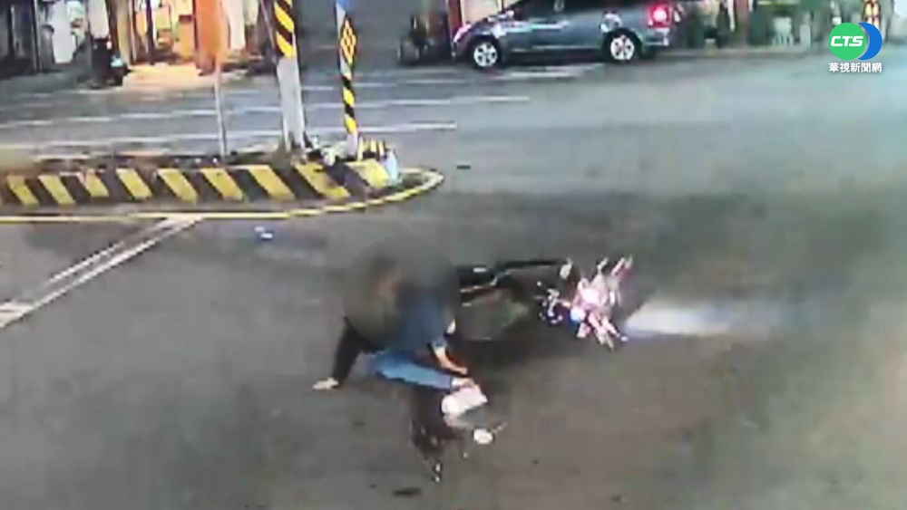 屏假冒救護車鳴笛闖燈 路口撞機車肇逃