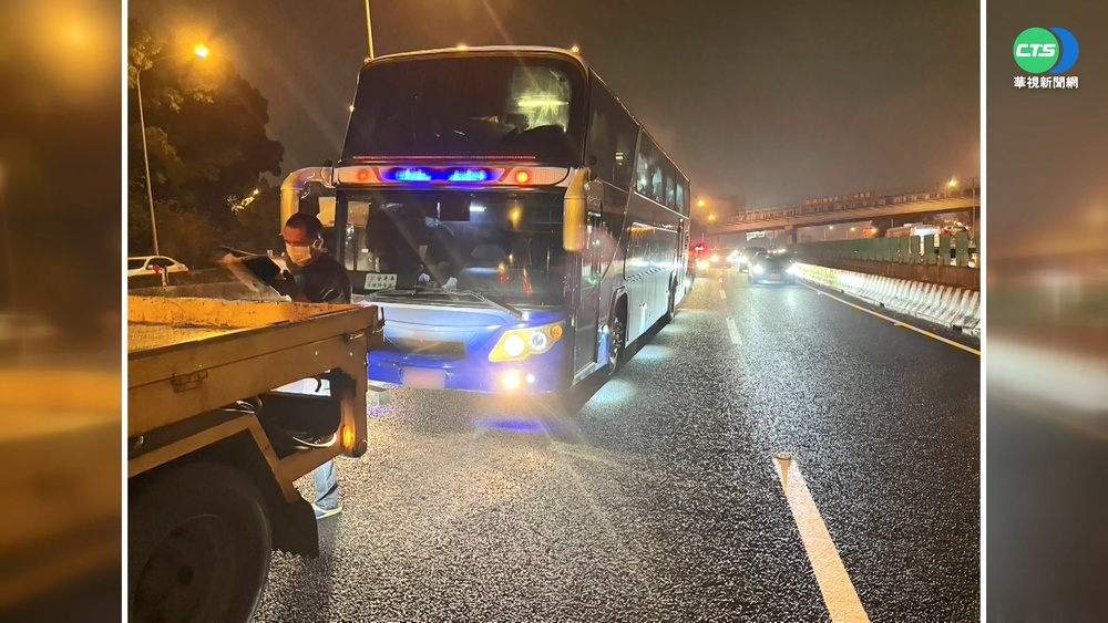 駕駛開覽車突昏迷 新兵穩方向盤救整車