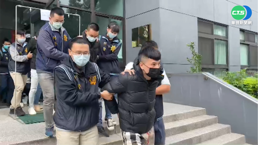 違規在先還嗆聲推警 9人遭壓制帶回