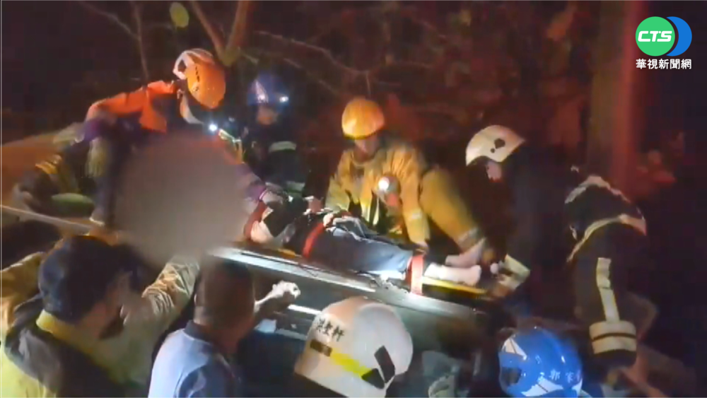 嘉義梅山小貨車自撞側翻 釀1死1重傷