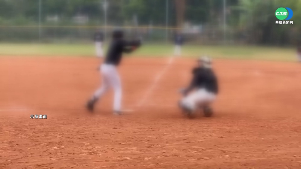 火爆壘球賽!不滿鏟壘怒丟球棒險砸中對手