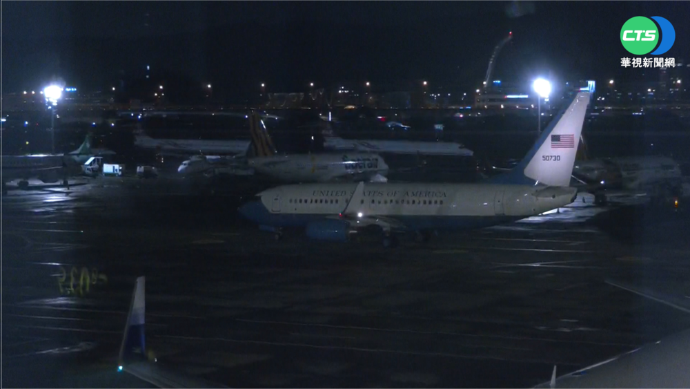 美議員訪台結束 20:42松機搭專機離台