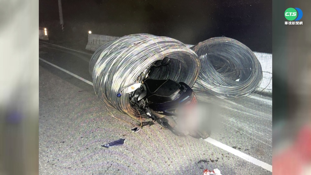 拖板車纜線圈掉落 女騎士撞上頭受傷