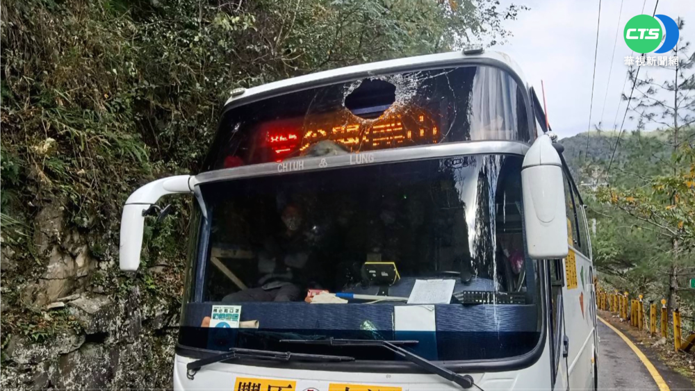 中橫落石擊破公車擋風玻璃 15人驚魂