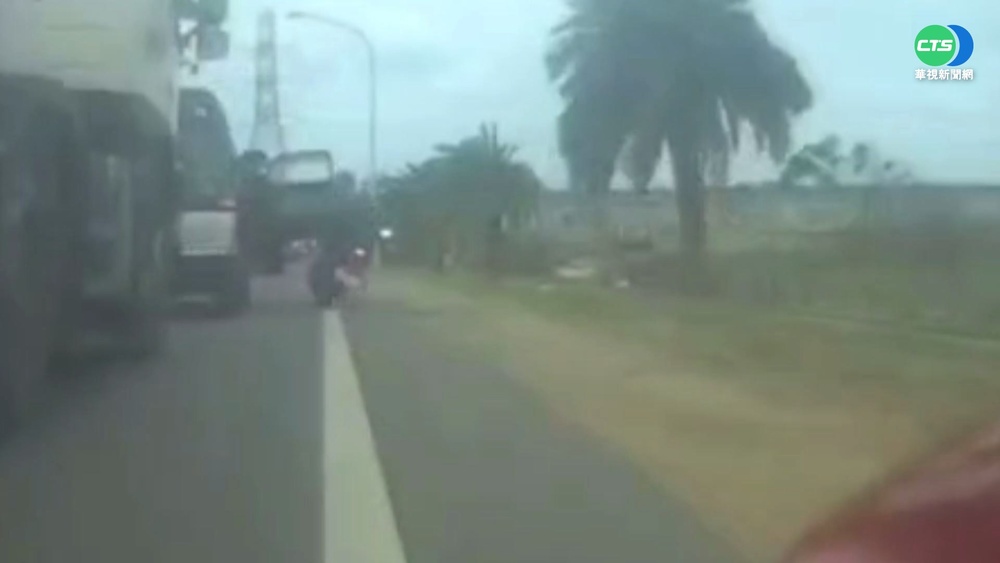 男突開副駕車門 重機慘遭擊落摔邊坡