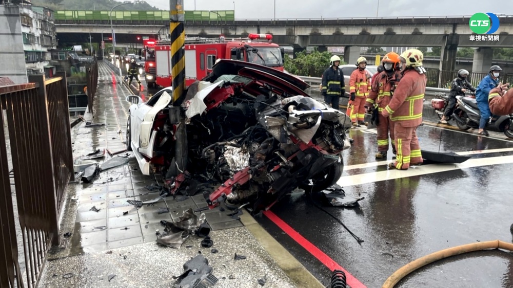 新北超跑自撞電桿 車內1女命危送醫