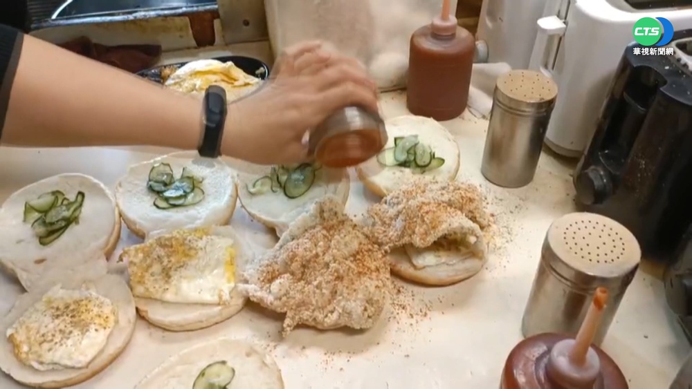 "雞排堡"有骨頭 婦咬斷齒店家判賠10萬