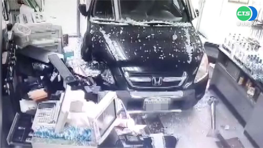 台中休旅車撞進超商 店員.顧客嚇壞逃
