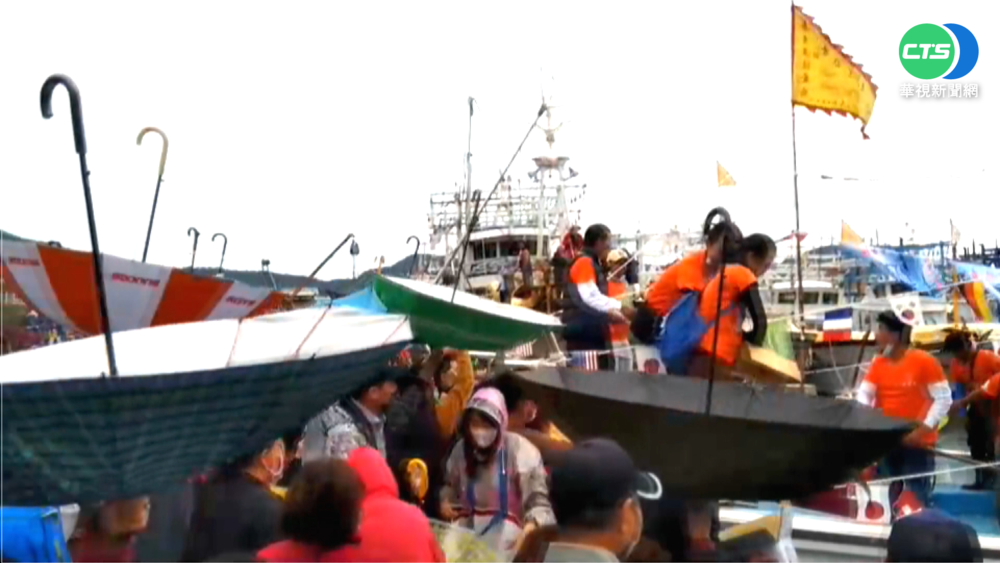 新船下水"丟包.麻糬" 民眾出奇招搶接