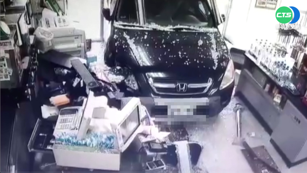 駕駛恍神誤踩油門 暴衝撞進超商櫃檯