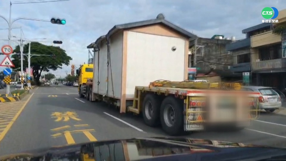 霍爾的移動城堡? 展示屋車陣中移動