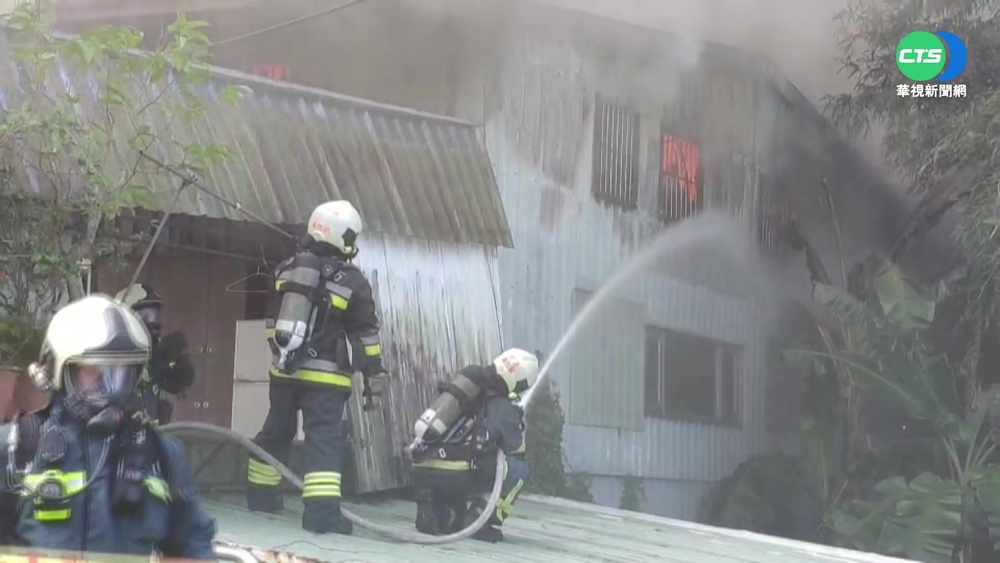 汽車修理廠清晨大火 濃煙竄天驚動鄰