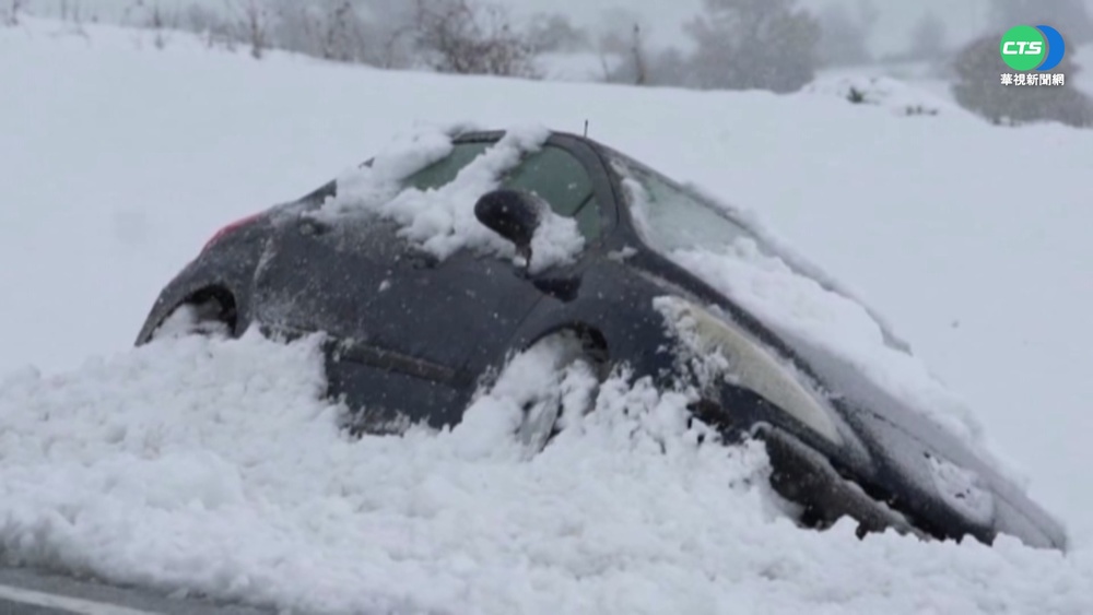 西班牙北部"暴雪猛襲" 交通嚴重受阻!