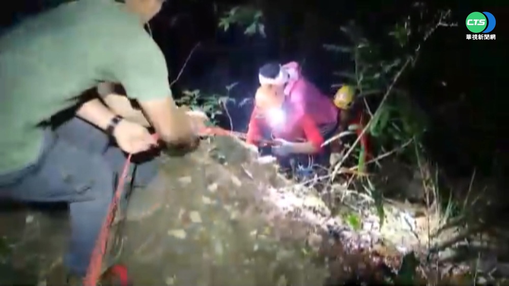 婦爬東卯山摔80公尺邊坡 警消摸黑救援