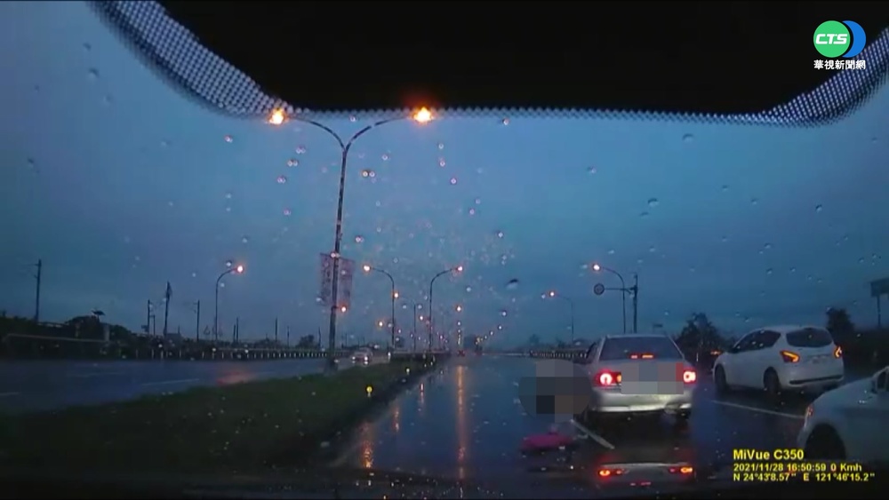 天雨路滑! 女騎士自撞摔快車道遭輾亡