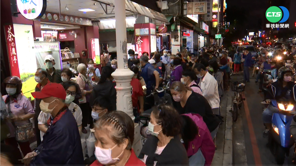 高雄發放第2波夜市券 民眾提早來搶排