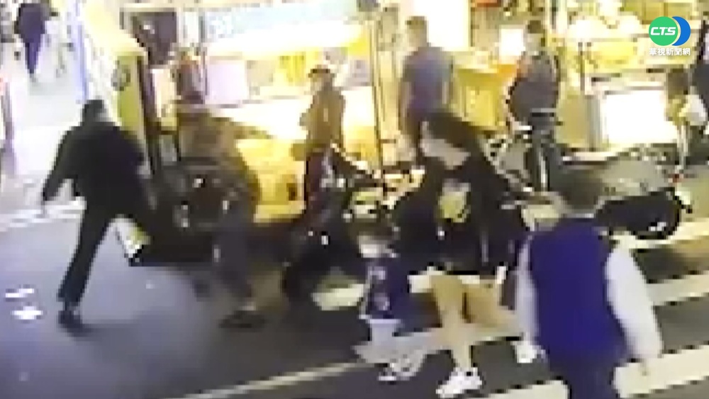 疑排隊起口角 樂華夜市2男街頭鬥毆