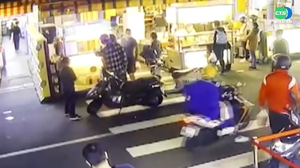 買飲料排隊起口角 樂華夜市2男街頭鬥毆