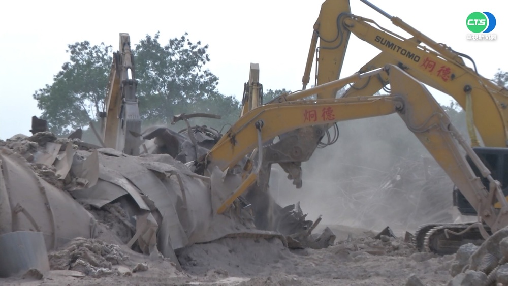 拆噴霧塔怪手司機遭活埋亡 勒令提工