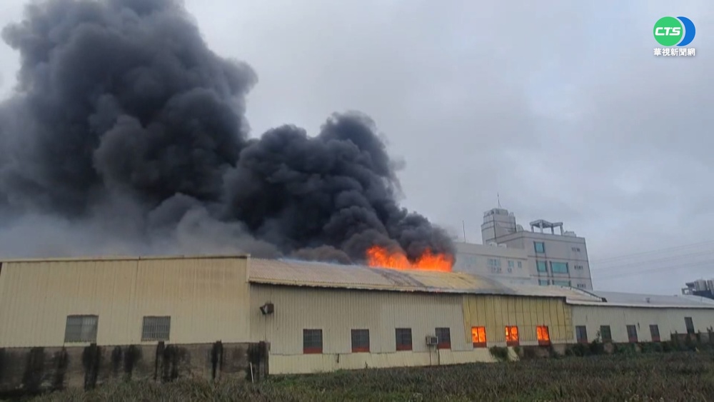 台南鐵皮工廠陷火海竄濃煙 警消灌救