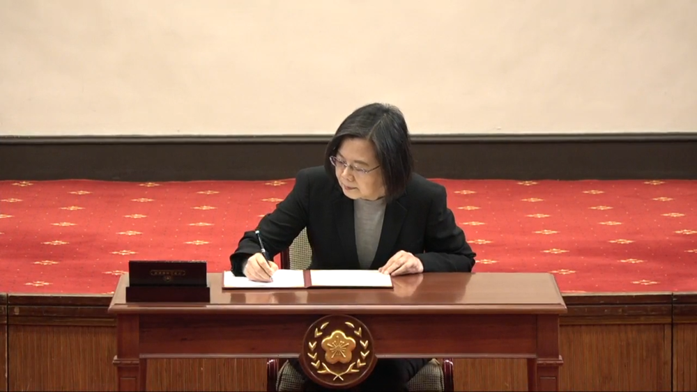 保護被害人！總統簽署《跟騷法》6個月後正式上路