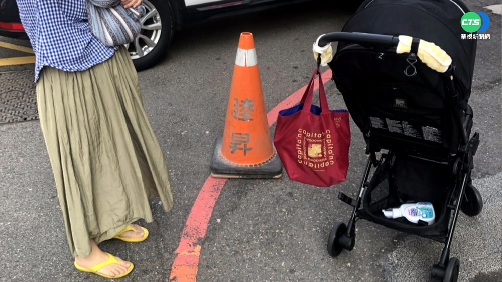 驚險! 嬰兒車滑4車道翻覆 幸寶寶抱手中