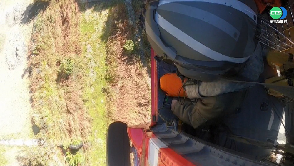 地面搜救遇崩山 急派黑鷹吊掛救山友