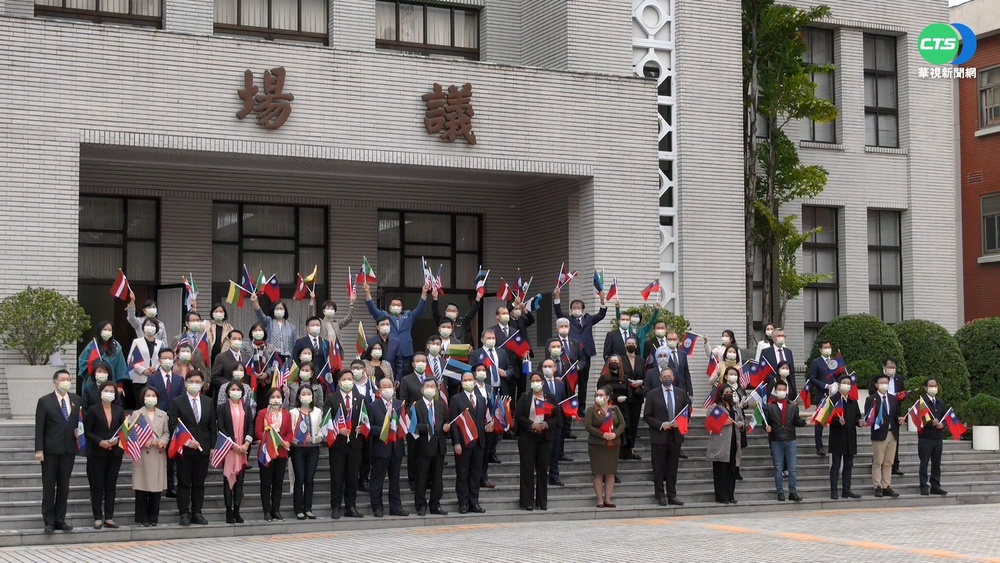 同遭中國制裁 台美立三國政要相聚