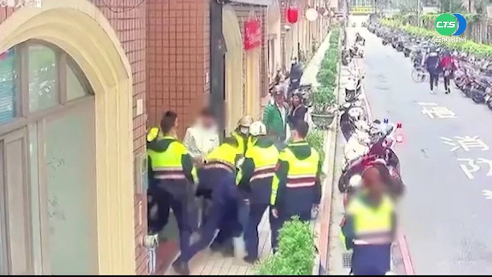 不滿被按喇叭 機車男亮西瓜刀還嗆警