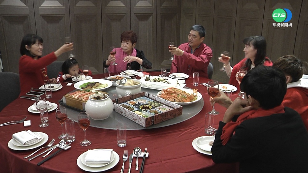 另類圍爐! "隔離年夜飯"用視訊團聚