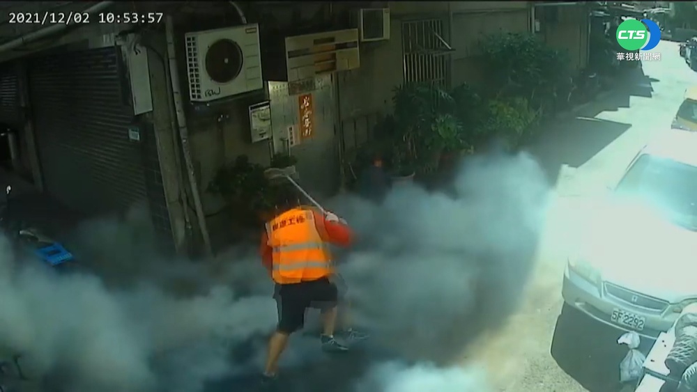 疑鑄鐵管螺絲鬆脫 人孔蓋悚"炸"瓦斯外洩